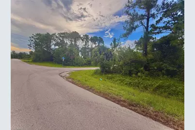 567 Cottonwood Ave S, Lehigh Acres, FL 33974 - Photo 2