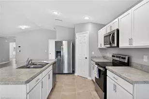 2925 NE 4th Pl, Cape Coral, FL 33909 - Photo 10