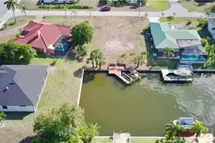 819 SE 33rd Terrace, Cape Coral, FL 33904 - Photo 4