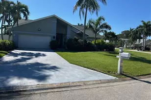 8860 Banyan Cove Cir, Fort Myers, FL 33919 - Photo 4