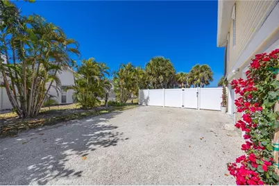 425 Lake Murex Cir, Sanibel, FL 33957 - Photo 6