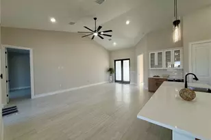 102 NE 8th Pl, Cape Coral, FL 33993 - Photo 4