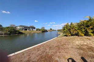 407 NE 5th Terrace, Cape Coral, FL 33909 - Photo 4