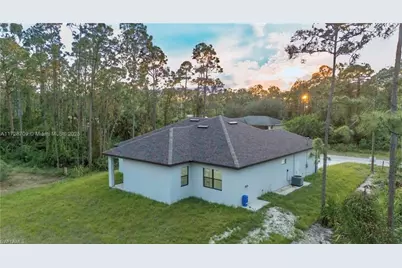 729 Giorgio Ave S, Lehigh Acres, FL 33974 - Photo 8