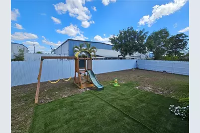 2425 NE 7th Pl, Cape Coral, FL 33909 - Photo 12