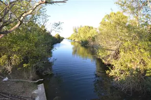 1001 NE 5th Pl, Cape Coral, FL 33909 - Photo 2