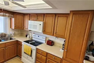 2100 Barkeley Ln, Fort Myers, FL 33907 - Photo 6