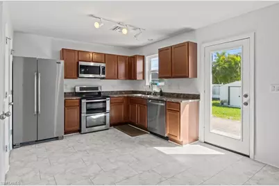 2719 NE 6th Pl, Cape Coral, FL 33909 - Photo 10