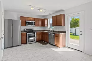 2719 NE 6th Pl, Cape Coral, FL 33909 - Photo 10