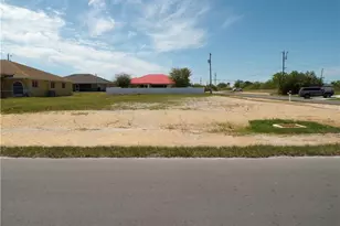 1910 NE 8th Pl, Cape Coral, FL 33909 - Photo 2