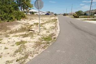 821 NE 15th Ln, Cape Coral, FL 33909 - Photo 10