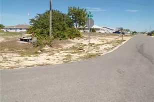 821 NE 15th Ln, Cape Coral, FL 33909 - Photo 4