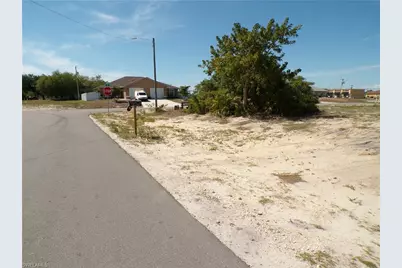 825 NE 15th Ln, Cape Coral, FL 33909 - Photo 20