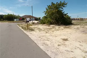 825 NE 15th Ln, Cape Coral, FL 33909 - Photo 20