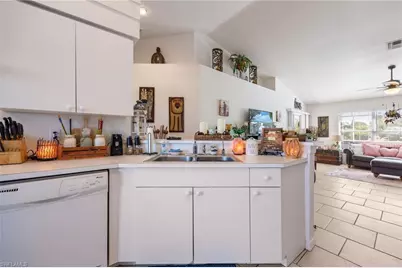 213 SE 4th Pl, Cape Coral, FL 33990 - Photo 14