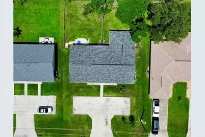 1720 SE Santa Barbara Pl, Cape Coral, FL 33990 - Photo 24