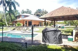 740 19th St SW, Naples, FL 34117 - Photo 10