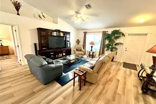 818 SW 8th Pl, Cape Coral, FL 33991 - Photo 4