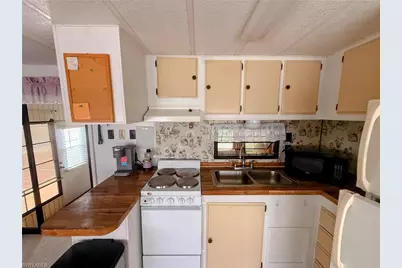 15 Fountain View Blvd, North Fort Myers, FL 33903 - Photo 2