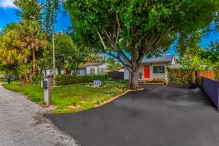 448 Santa Cruz St, North Fort Myers, FL 33903 - Photo 2