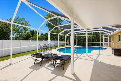 1818 NE 2nd St, Cape Coral, FL 33909 - Photo 2