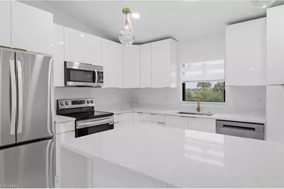 2201 NE 10th Pl, Cape Coral, FL 33909 - Photo 12