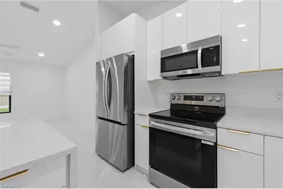 2201 NE 10th Pl, Cape Coral, FL 33909 - Photo 10