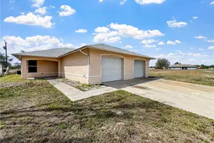 2130 NE 8th Pl, Cape Coral, FL 33909 - Photo 2