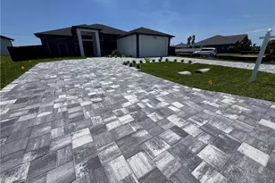 913 NE Juanita Pl, Cape Coral, FL 33909 - Photo 2