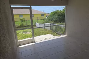 526 SE 6th Pl, Cape Coral, FL 33990 - Photo 10