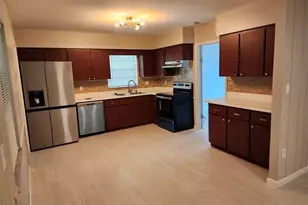 111 E Sugarland Cir, Clewiston, FL 33440 - Photo 2