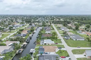 946 SE 23rd Pl, Cape Coral, FL 33990 - Photo 2