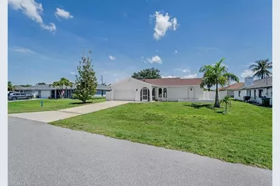 623 SE 31st Ln, Cape Coral, FL 33904 - Photo 2