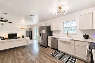 2524 NE 5th Pl, Gainesville, FL 32641 - Photo 2