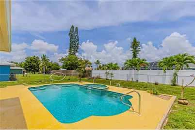 1112 SE 13th Pl, Cape Coral, FL 33990 - Photo 2