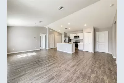 2728 NE 5th Pl, Cape Coral, FL 33909 - Photo 4
