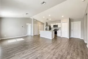 2728 NE 5th Pl, Cape Coral, FL 33909 - Photo 4