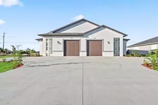913 NE 15th Ln, Cape Coral, FL 33909 - Photo 2