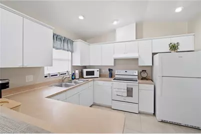 1712 SW Santa Barbara Pl, Cape Coral, FL 33991 - Photo 4