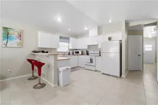 1712 SW Santa Barbara Pl, Cape Coral, FL 33991 - Photo 2