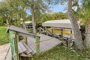9262 Palm Island Cir, North Fort Myers, FL 33903 - Photo 2