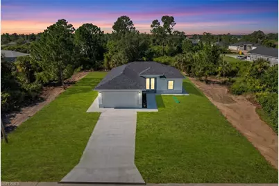864 Chantilly St E, Lehigh Acres, FL 33974 - Photo 2