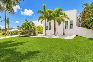 914 Dolphin Dr, Cape Coral, FL 33904 - Photo 2