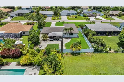 127 SE 43rd Ln, Cape Coral, FL 33904 - Photo 2