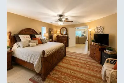 922 SE 1st Pl, Cape Coral, FL 33990 - Photo 6