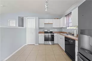 2028 NE 17th Pl, Cape Coral, FL 33909 - Photo 6