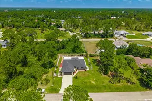 927 Franklin St E, Lehigh Acres, FL 33974 - Photo 4