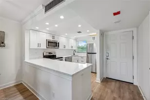 37 High Point Cir E, Naples, FL 34103 - Photo 4