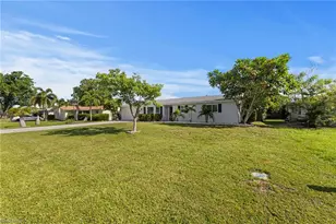 871 Entrada Dr S, Fort Myers, FL 33919 - Photo 2