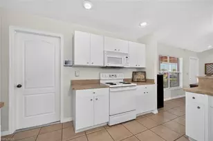 1722 NE 11th St, Cape Coral, FL 33909 - Photo 10